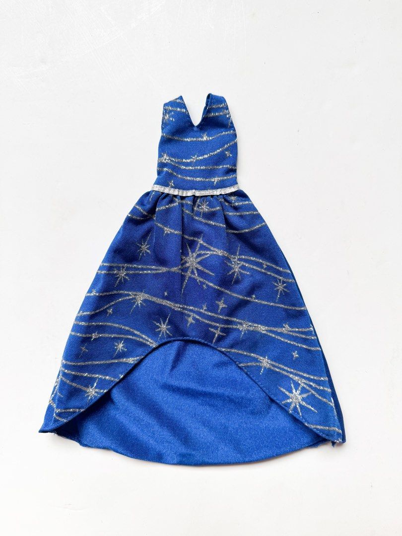 Barbie Complete Looks Navy Silver Sparkle Gown (Category: Evening dresses & gowns) located in Cainta. Submitted by mly_d (Listing ID 1358962575, Image 2). Description: Barbie Complete Looks Navy Silver Sparkle Gown ₱ 250 Inclusions: • The blue gown has a glittery print, sheer overlay on the bodice and a tapered hem. • A silvery clutch complete the look..