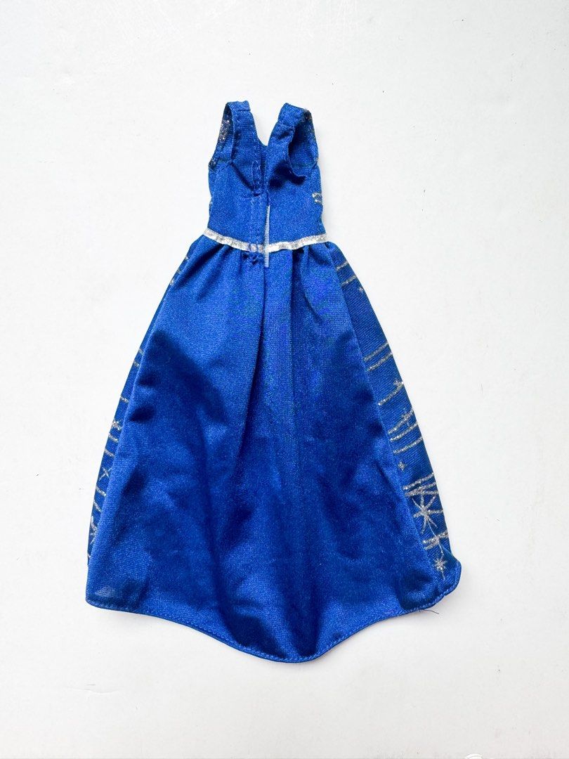 Barbie Complete Looks Navy Silver Sparkle Gown (Category: Evening dresses & gowns) located in Cainta. Submitted by mly_d (Listing ID 1358962575, Image 3). Description: Barbie Complete Looks Navy Silver Sparkle Gown ₱ 250 Inclusions: • The blue gown has a glittery print, sheer overlay on the bodice and a tapered hem. • A silvery clutch complete the look..