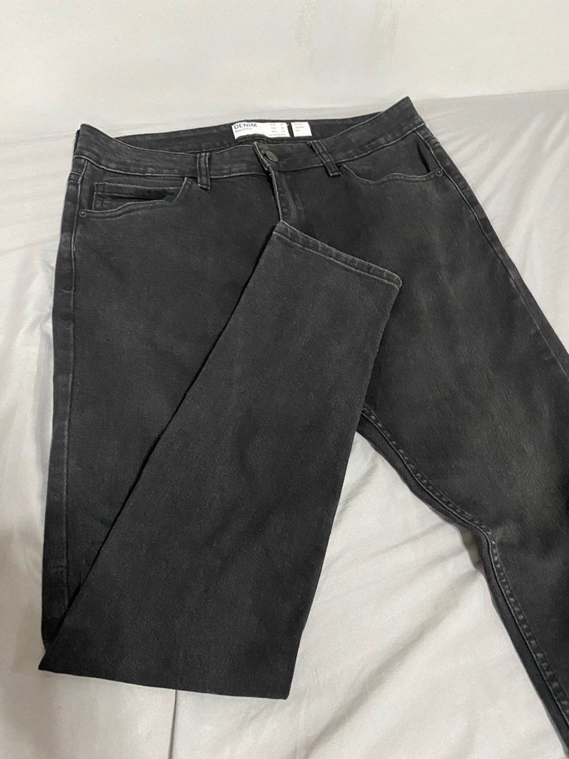 Bershka Denim Pants (Category: Jeans) located in Mandaluyong City. Submitted by jeromeeasy (Listing ID 1359017007, Image 2). Description: Authentic 💯 Bershka Denim Super Skinny Fit Pants Size USA 32/ EUR 42 Lightly used only, no issues or discolaration Great condition Additional pics and dimensions can be provided upon request Price is slightly negotiable (wag mahiya magtanong or magoffer 🤍) Mandaluyong loc MOP: Gcash or Metrobank Lalamove 24/7