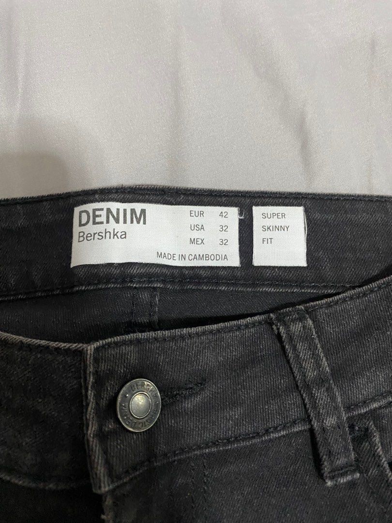 Bershka Denim Pants (Category: Jeans) located in Mandaluyong City. Submitted by jeromeeasy (Listing ID 1359017007, Image 3). Description: Authentic 💯 Bershka Denim Super Skinny Fit Pants Size USA 32/ EUR 42 Lightly used only, no issues or discolaration Great condition Additional pics and dimensions can be provided upon request Price is slightly negotiable (wag mahiya magtanong or magoffer 🤍) Mandaluyong loc MOP: Gcash or Metrobank Lalamove 24/7