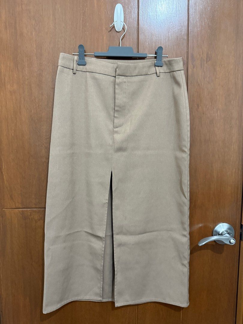 CIDER Camel Midi Skirt (Category: Skirts) located in Pasay City. Submitted by nh.declutter (Listing ID 1359030216, Image 1). Description: PLEASE READ: - Posted price is LAST PRICE. Lowballers will not be entertained. - No when worn pictures. - Item color may vary slightly due to lighting. - All items LISTED WITH BRANDS are GUARANTEED AUTHENTIC and bought by the seller either from the website of the said brand or from the mall. PRODUCT DETAILS: - 