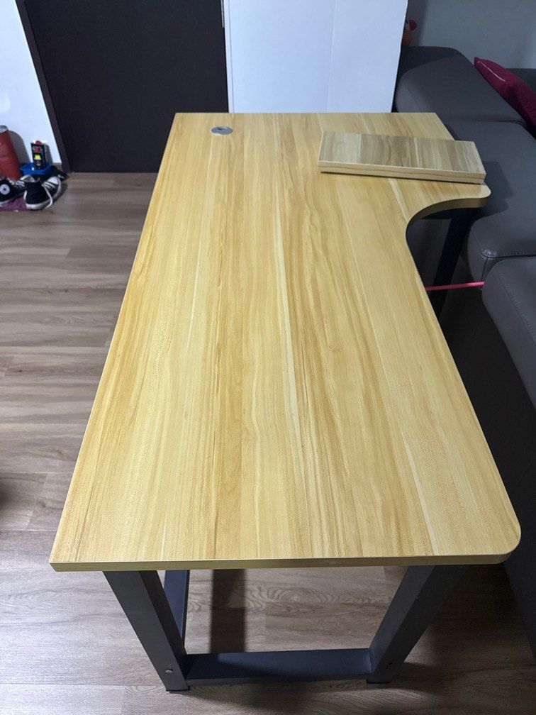 computer table (Category: Tables & Sets) located in Singapore. Submitted by dric_ (Listing ID 1359100769, Image 1). Description: table size is 140cm by 80cm. self collect only.