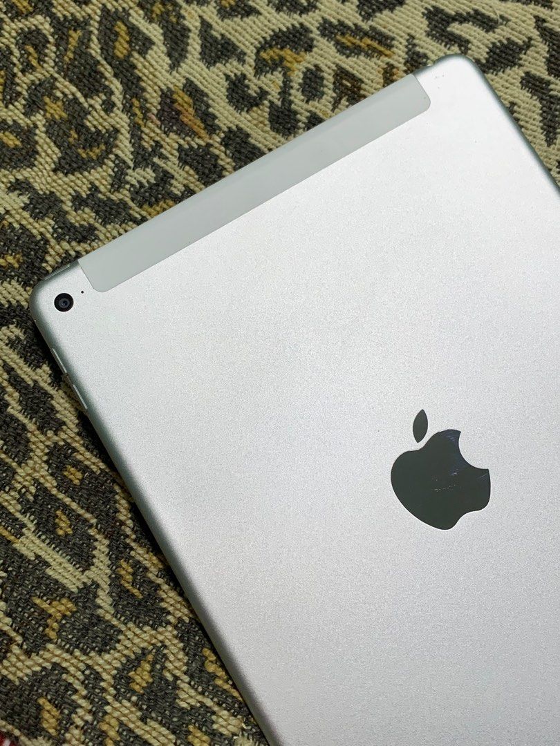 Ipad Air 2 (128gb) with Sim Slot (Category: iPad) located in Manila. Submitted by corteizxxx (Listing ID 1359061541, Image 1). Description: Ipad Air 2 sobrang kinis pa 128gb May sim slot Makunat battery Naka-kabit pa ung tempered glass Inclusion : clear case rfs : upgrade new phone test-to-sawa.