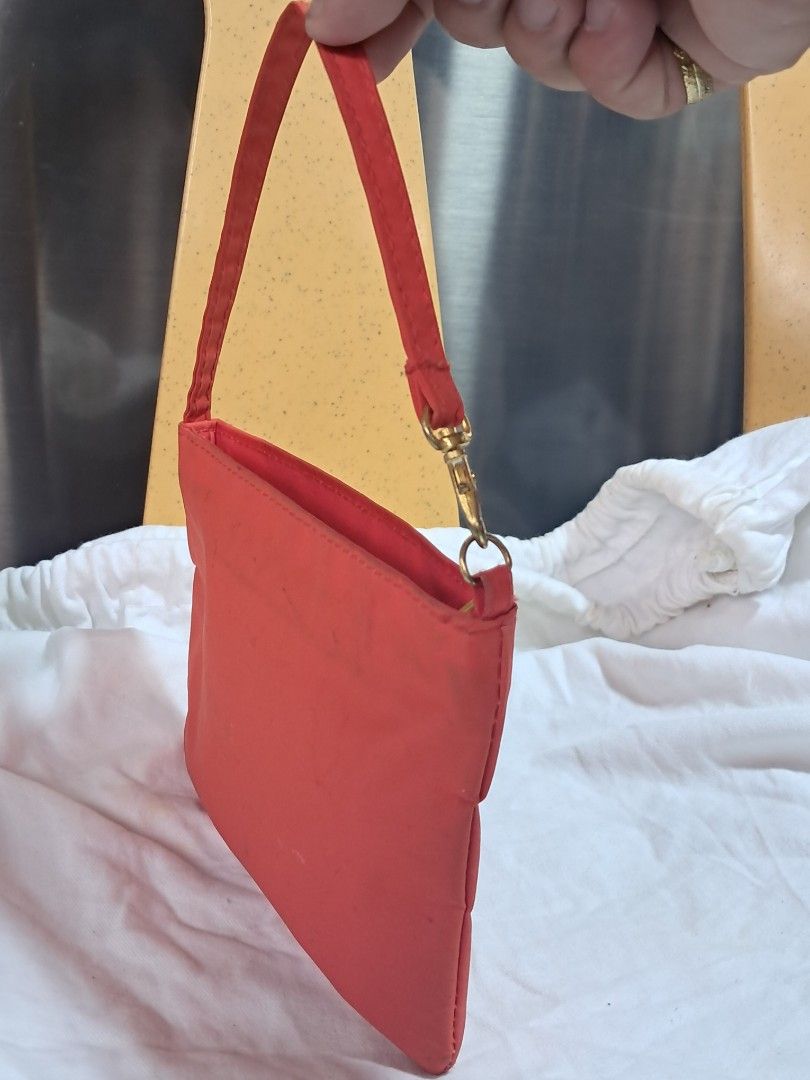 KATE SPADE Nylon Kate Mini Pouch (Category: Luxury Bags & Wallets) located in Butuan. Submitted by fabchichub (Listing ID 1358935715, Image 3). Description: KATE SPADE Nylon Kate Mini Pouch.