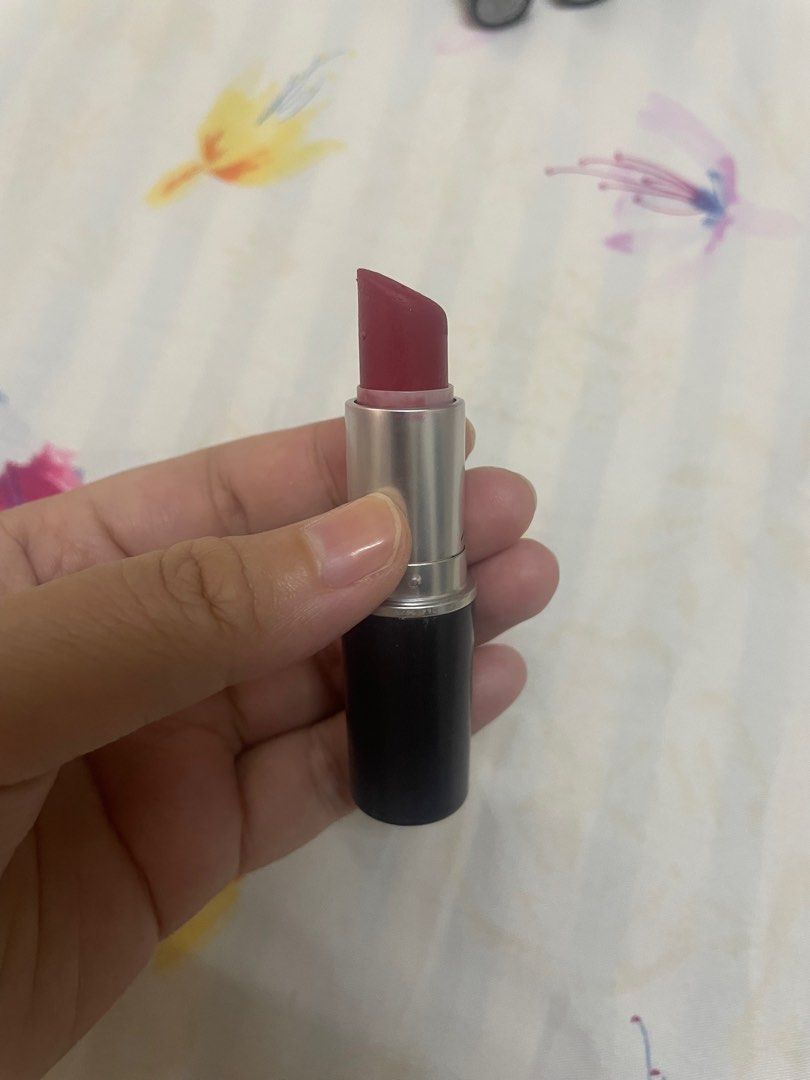 mac ruby woo (Category: Makeup) located in Kuala Lumpur. Submitted by danielmohdros_ (Listing ID 1358987916, Image 3). Description: -code ruby woo -remaining still a lot -worth it -nice red color -rm10 only.