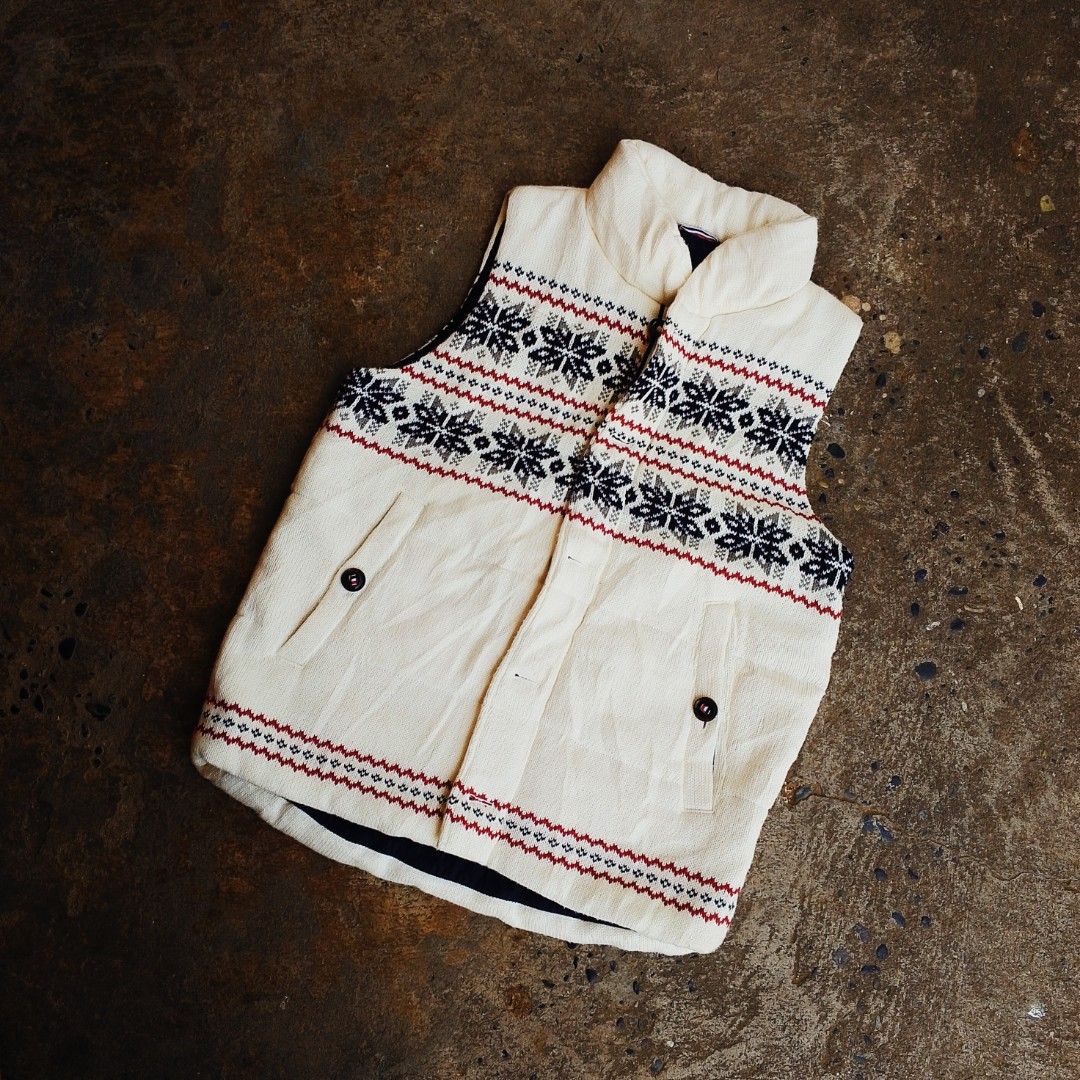 Male & Co. Aztec Bloom Vest (Category: Vests) located in Baguio. Submitted by silvercitystyles (Listing ID 1358930950, Image 1). Description: Male & Co. Aztec Bloom Vest Price: ₱200 Issue: None Size: Large on tag Dimes: 26” x 21” Send us a message! 📩📩📩.