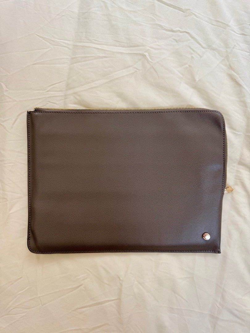 Mango Laptop Sleeve (Taupe) (Category: Purses & Pouches) located in Pasay City. Submitted by mcsanmig (Listing ID 1358988380, Image 1). Description: Leather Laptop Sleeve Used twice only No major flaws Fits 14" laptop One open pocket inside.
