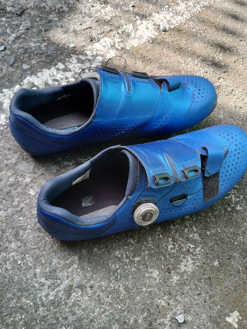 Shimano RC5 (Category: Sneakers) located in Pasig City. Submitted by 3stryplyf (Listing ID 1359079326, Image 2). Description: Brand: Shimano Model: RC5 Size: 9US Colorway: Blue Fairly used pair of BOA Shimano RC5 cleats shoes. Please refer to the pics for the condition. Comes with free attachments..