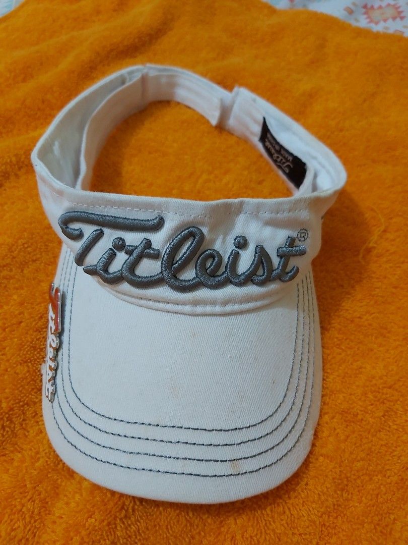 Titleist Visor Hay (Category: Caps & Hats) located in Santa Rosa. Submitted by cristine83 (Listing ID 1358928920, Image 1). Description: it was kept for a long time..