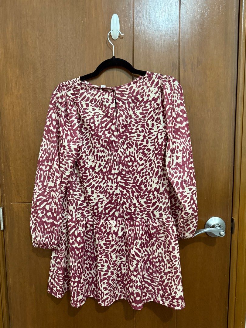 TOPSHOP Printed Dress (Category: Dresses) located in Pasay City. Submitted by nh.declutter (Listing ID 1359032308, Image 2). Description: PLEASE READ: - Posted price is LAST PRICE. Lowballers will not be entertained. - No when worn pictures. - Item color may vary slightly due to lighting. - All items LISTED WITH BRANDS are GUARANTEED AUTHENTIC and bought by the seller either from the website of the said brand or from the mall. PRODUCT DETAILS: - 