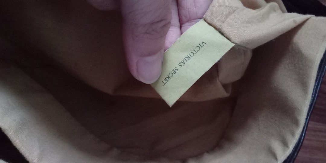 Victoria secret bag (Category: Purses & Pouches) located in Manila. Submitted by thet77 (Listing ID 1359019525, Image 3). Description: Once nagamit nakatago na Victoria secret shoulder bag.