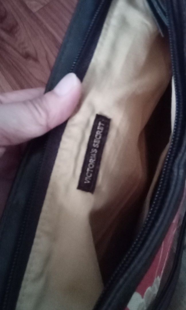 Victoria secret bag (Category: Purses & Pouches) located in Manila. Submitted by thet77 (Listing ID 1359019525, Image 2). Description: Once nagamit nakatago na Victoria secret shoulder bag.