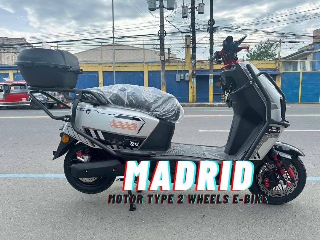 ⭐️ MADRID MOTOR TYPE E-SCOOTER 2000WATTS 😎 (Category: Bicycles) located in Marikina City. Submitted by keionlines85428 (Listing ID 1359254280, Image 2). Description: RESTOCKED, NEW COLORS 😎😎 ⭐️ MADRID MOTOR TYPE E-SCOOTER 2000WATTS 😎 ‼️₱ 31,000 🆓FREE NUTSHELL TYPE HELMET🆓 Specifications: •Front and Rear: Hydraulic Disc brakes •Distance Range: 20-40km •Tire: 3.0 X 10.0 Tubeless •Capacity: 200kg load weight •Battery: 60v/20ah •Charging Time: 