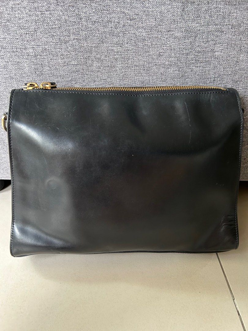APC Ella chain shoulder bag in black (Category: Luxury Bags & Wallets) located in Quezon City. Submitted by vmr.closet.cleanup (Listing ID 1359134769, Image 3). Description: Authentic Ella chain shoulder bag in black. Light gold hardware, slightly tarnished. Shows tolerable signs of use Has some scratches, typical of smooth leather bags. Classy, old money vibe. Gash or bank stransfer. Add shipping.