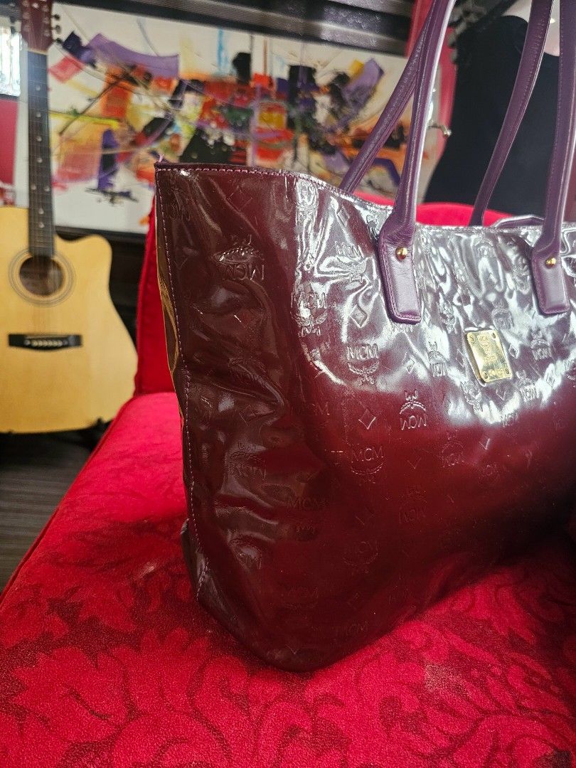 Auth McM tote bag (Category: Luxury Bags & Wallets) located in Las Pinas. Submitted by liezel49 (Listing ID 1359295575, Image 3). Description: super gnda nya patent lealther walang lagkit ymang ganda pa nang kulay turnable screw mas mgnda in person no flaws.
