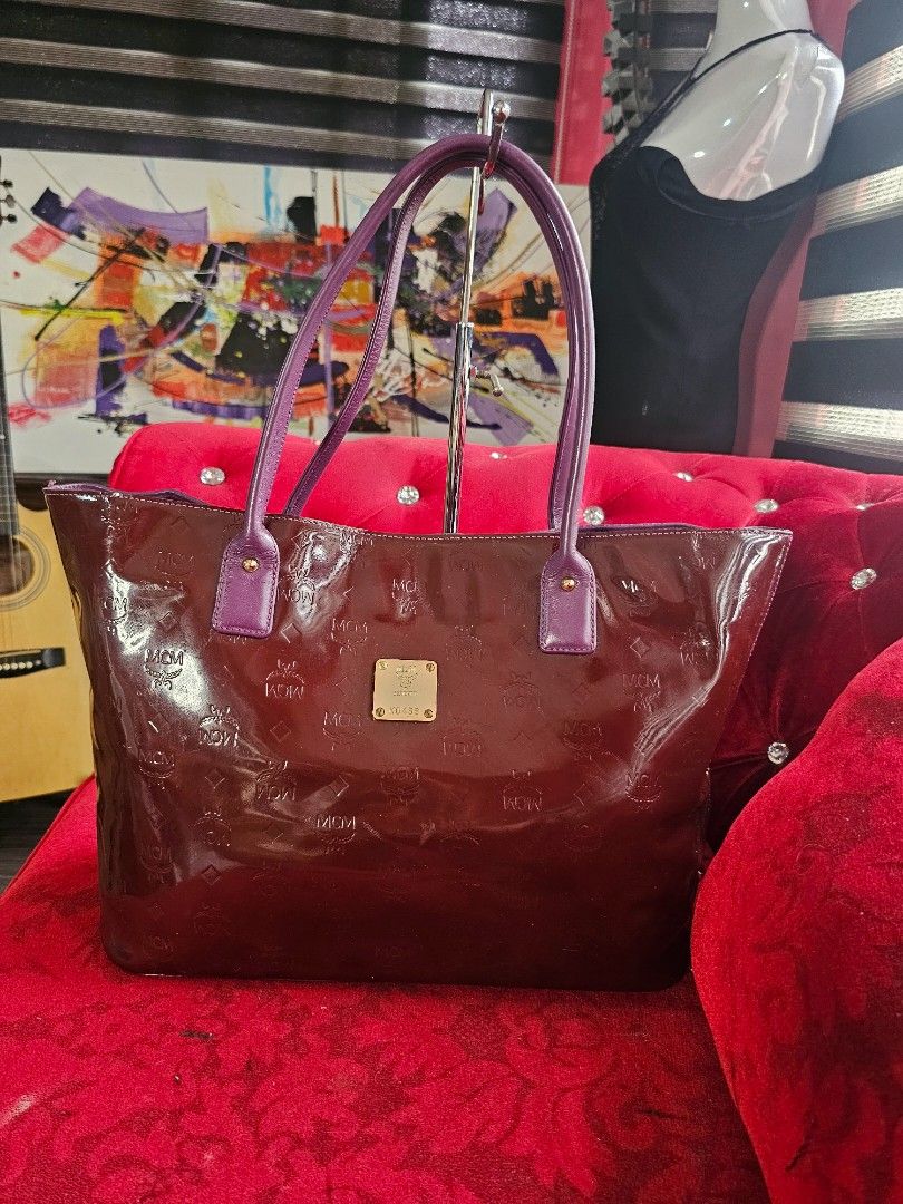 Auth McM tote bag (Category: Luxury Bags & Wallets) located in Las Pinas. Submitted by liezel49 (Listing ID 1359295575, Image 1). Description: super gnda nya patent lealther walang lagkit ymang ganda pa nang kulay turnable screw mas mgnda in person no flaws.