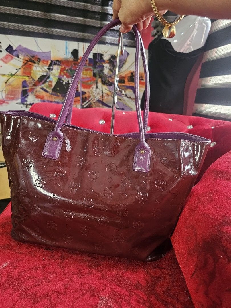 Auth McM tote bag (Category: Luxury Bags & Wallets) located in Las Pinas. Submitted by liezel49 (Listing ID 1359295575, Image 2). Description: super gnda nya patent lealther walang lagkit ymang ganda pa nang kulay turnable screw mas mgnda in person no flaws.