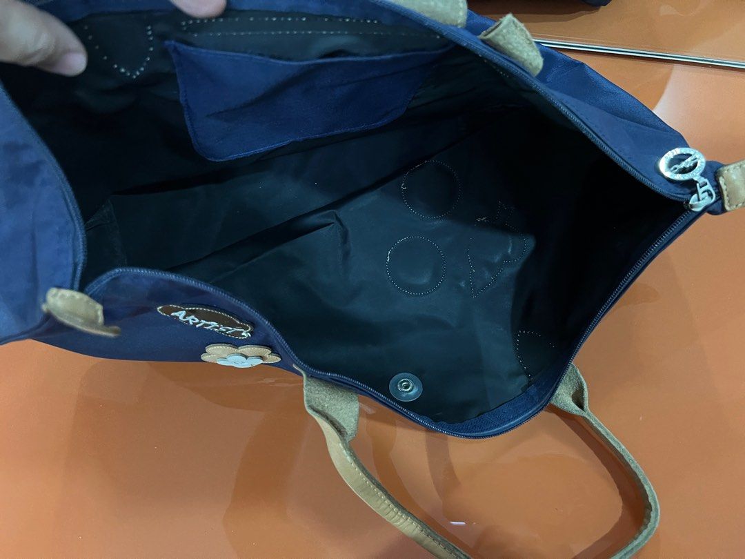 Authentic Longchamp Le Pliage Limited Edition (Category: Luxury Bags & Wallets) located in Quezon City. Submitted by redkooky (Listing ID 1359151291, Image 3). Description: Zipper misaligning sometimes .
