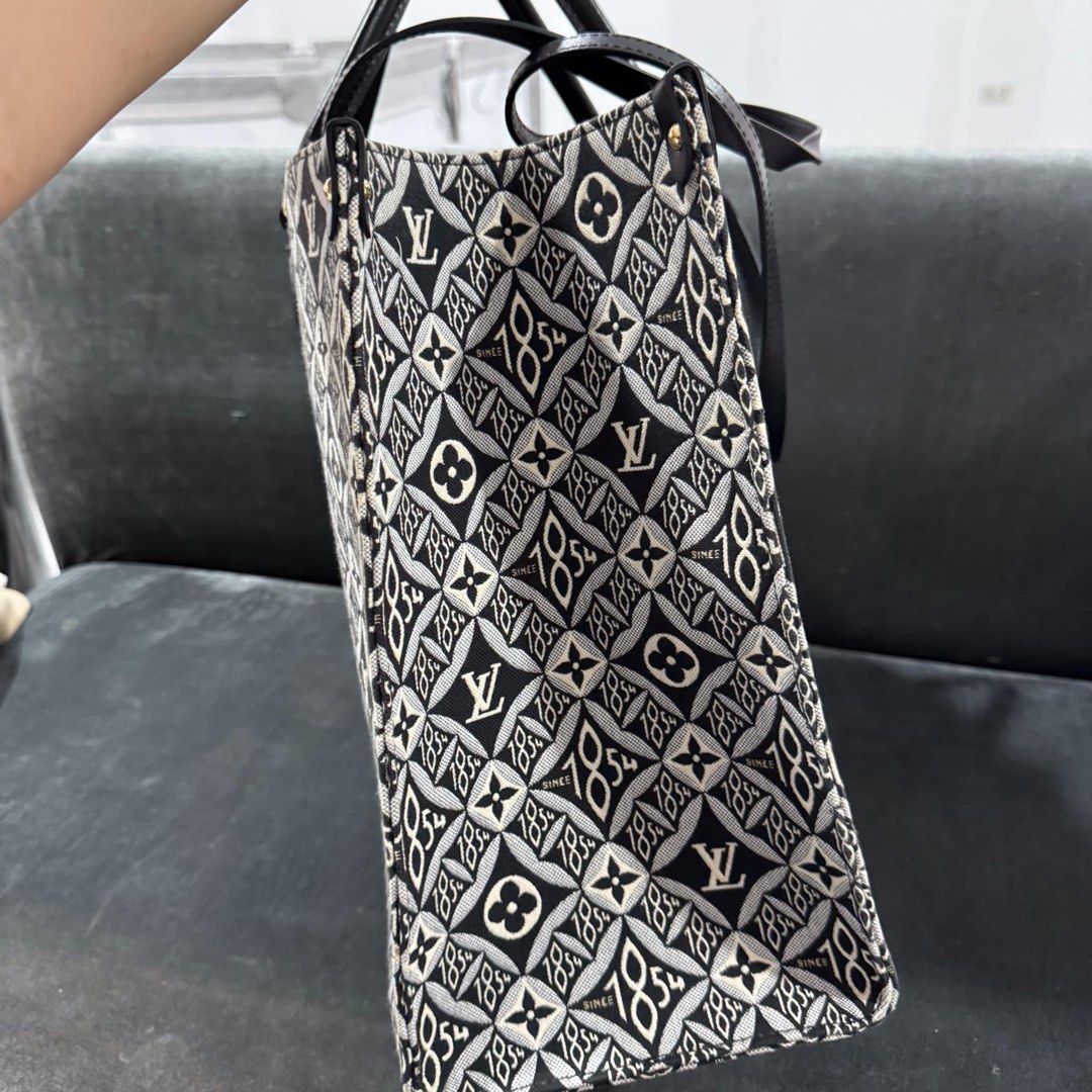 Authentic LV On the Go Jacquard (Category: Luxury Bags & Wallets) located in Quezon City. Submitted by jhaediah (Listing ID 1359268625, Image 2). Description: issue - fowl smell original inclusion dustbag code :34.