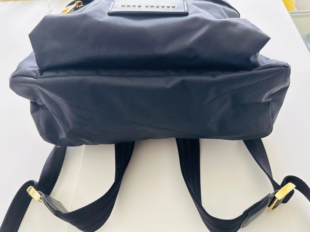 Backpack （分類：背囊）位於 Hong Kong。 由 fannycfc 提交（商品編號 1359270394，圖片 3）。簡介： 9成新，只用過2次 人手量度，有1-2cm偏差 闊29cm高36cm底部深10cm 。