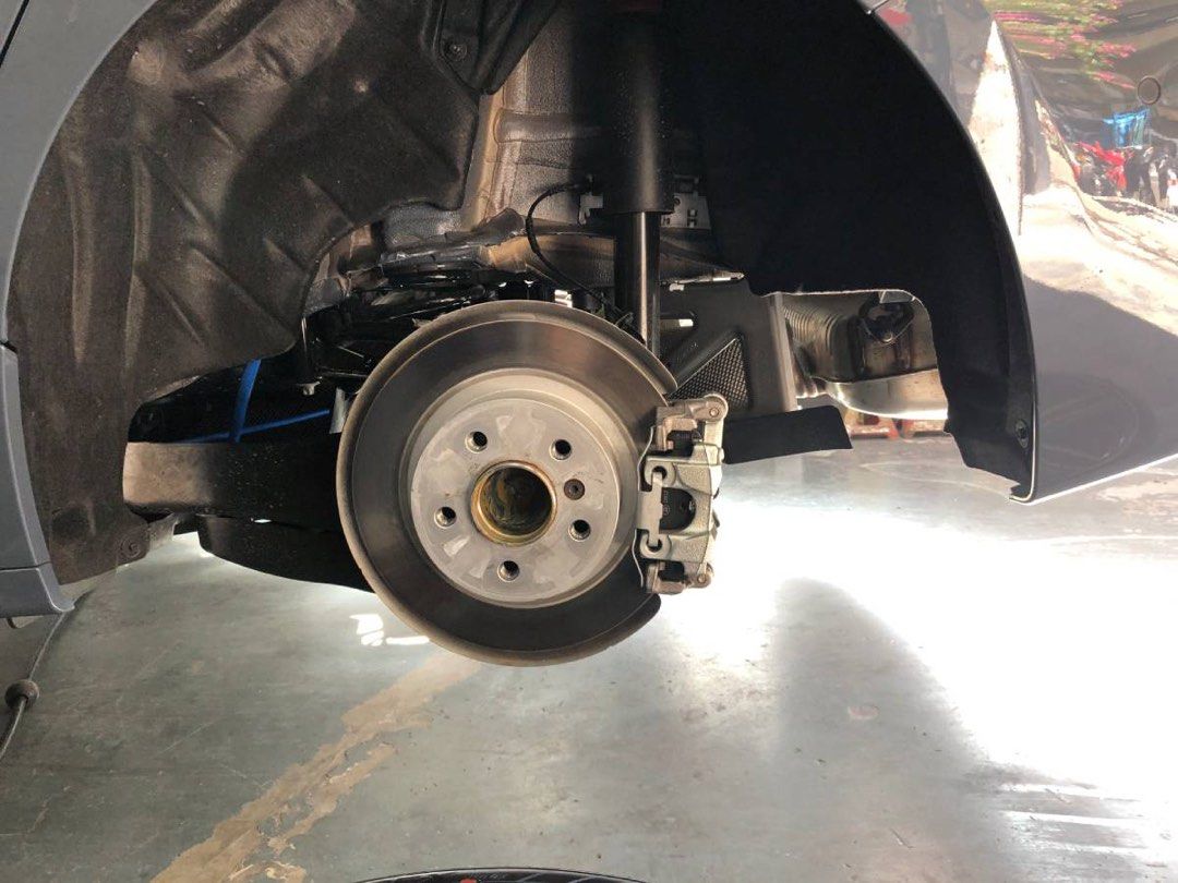 BMW F40 116i / 118i Stock Brakes with Rotor, Car Accessories, Tyres ...