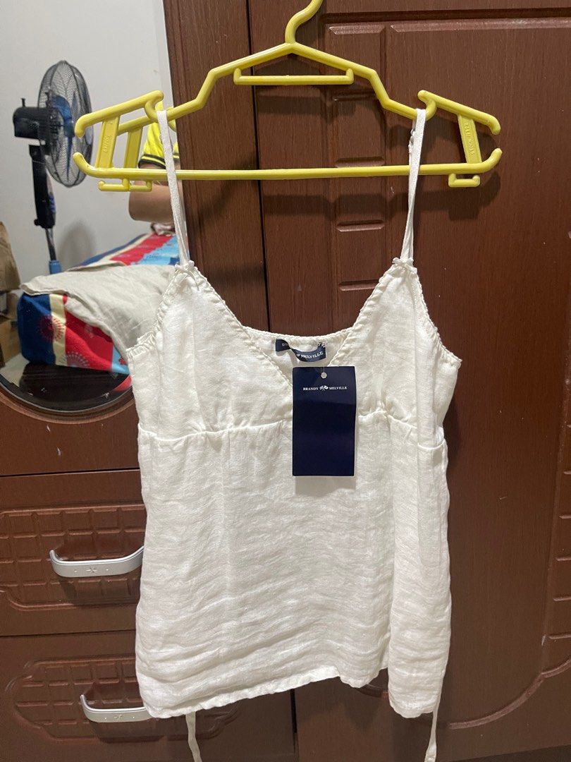 Brandy Melville Edith Linen Tank Top White (Category: Sleeveless) located in Caloocan City. Submitted by jusmmmm (Listing ID 1359218251, Image 3). Description: brand new still with tags got it from japan pasabuy selling with the same price i got it only tried on last price.