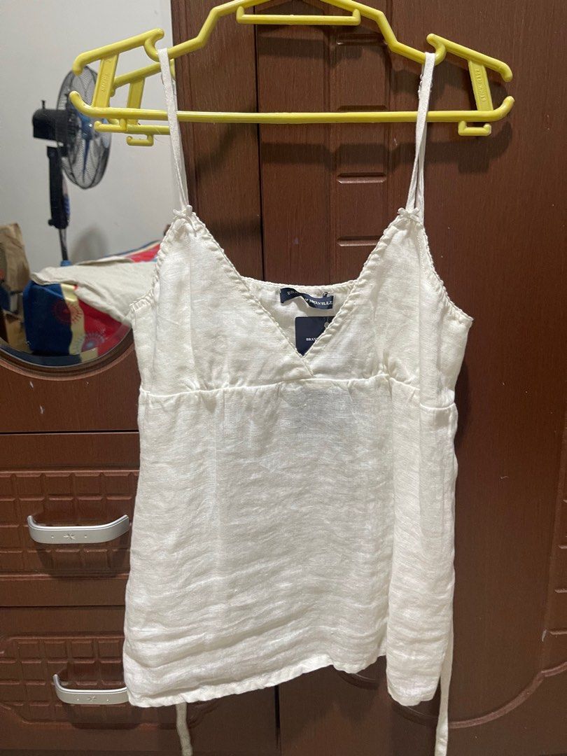 Brandy Melville Edith Linen Tank Top White (Category: Sleeveless) located in Caloocan City. Submitted by jusmmmm (Listing ID 1359218251, Image 2). Description: brand new still with tags got it from japan pasabuy selling with the same price i got it only tried on last price.