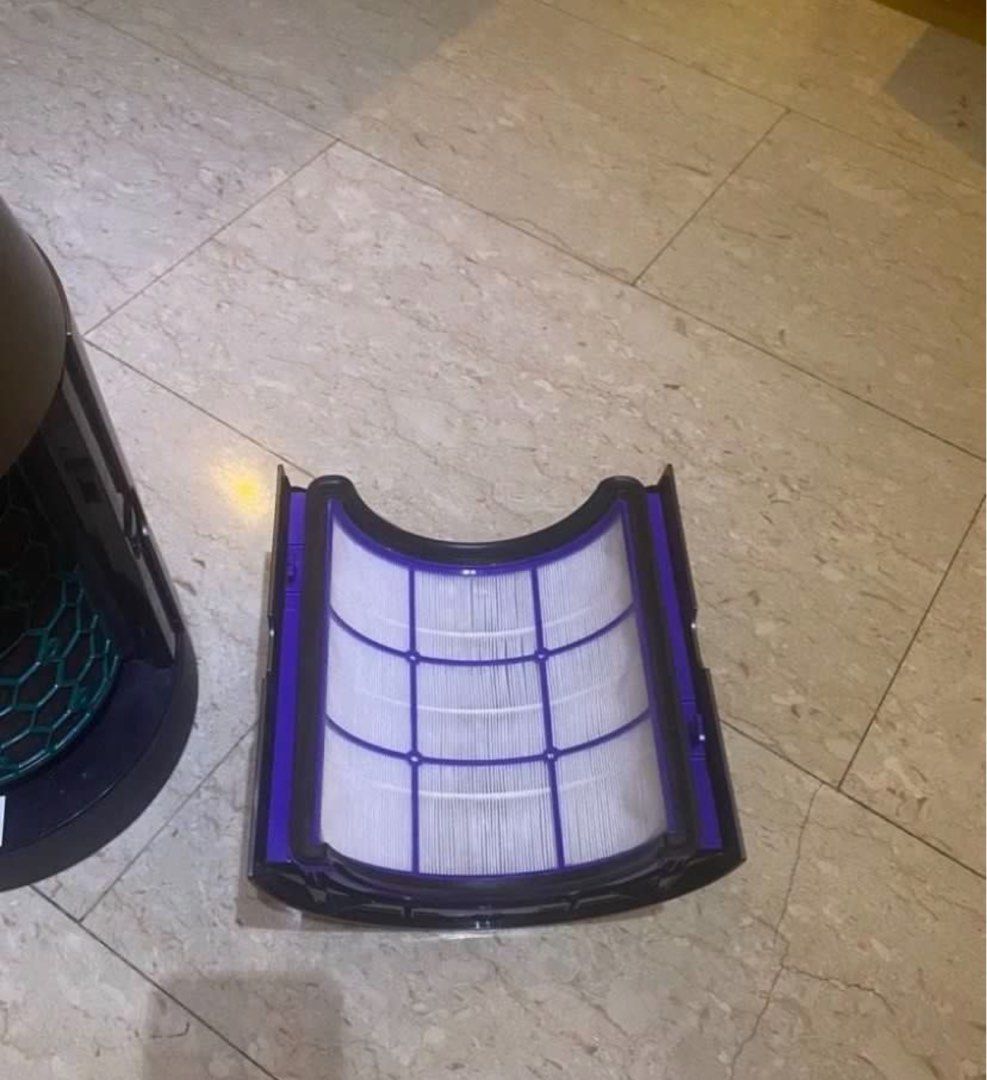 Dyson Air Purifier (TP04) (Category: Fans) located in Singapore. Submitted by shiro0yuki (Listing ID 1359281726, Image 3). Description: Didn’t use for quite sometime and kept aside, hence need to clean up before use. The filter need to be replace.