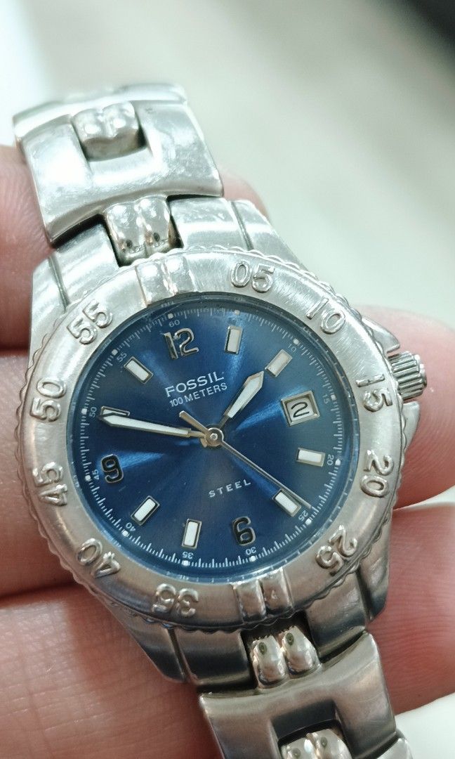 Fossil Steel Quartz Women (Category: Luxury Watches) located in Quezon City. Submitted by timecheckph (Listing ID 1359285243, Image 2). Description: 2450 pesos Priced to sell PM for more info.