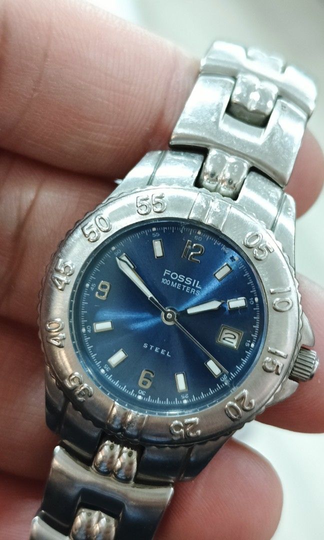 Fossil Steel Quartz Women (Category: Luxury Watches) located in Quezon City. Submitted by timecheckph (Listing ID 1359285243, Image 1). Description: 2450 pesos Priced to sell PM for more info.