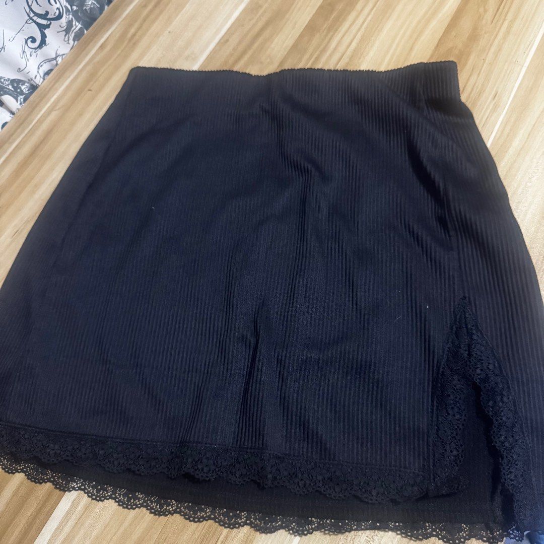 H&M / Divided Black Laced Mini Skirt (Category: Skirts) located in Quezon City. Submitted by trinkats (Listing ID 1359297078, Image 1). Description: 💌 Pretty in Person! 💌 Stretchable, can fit until Semi-Large 💌 Has slit.
