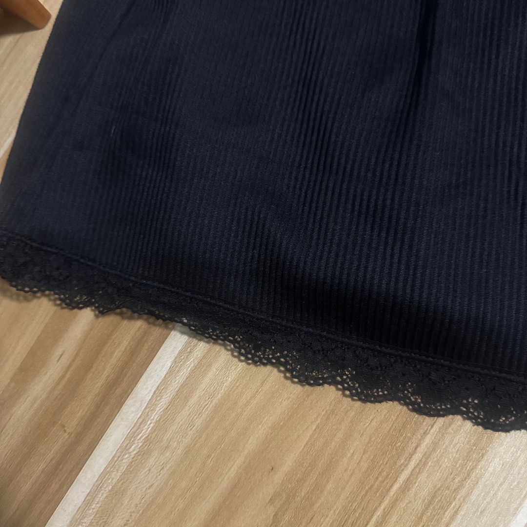H&M / Divided Black Laced Mini Skirt (Category: Skirts) located in Quezon City. Submitted by trinkats (Listing ID 1359297078, Image 3). Description: 💌 Pretty in Person! 💌 Stretchable, can fit until Semi-Large 💌 Has slit.