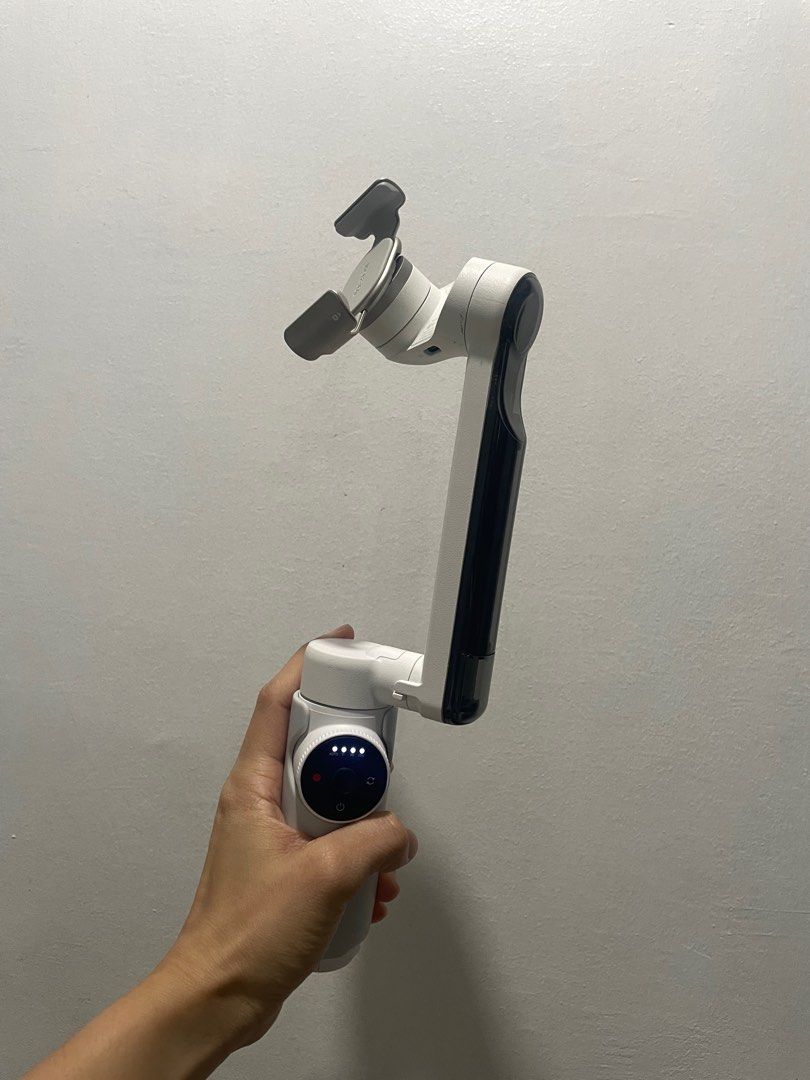 Insta 360 Flow Pro Summit White (Category: Camera Bags & Carriers) located in Pasay City. Submitted by aisozstudio (Listing ID 1359129588, Image 3). Description: Standard Bundle includes 1x Insta360 Flow Pro, 1x Protective Pouch, 1x Magnetic Phone Clamp, 1x Grip Cover and 1x Type-C to A Charge Cable. .