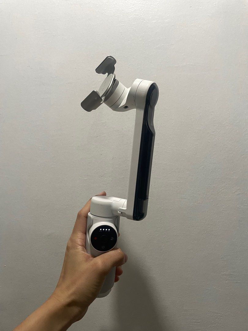 Insta 360 Flow Pro Summit White (Category: Camera Bags & Carriers) located in Pasay City. Submitted by aisozstudio (Listing ID 1359129588, Image 2). Description: Standard Bundle includes 1x Insta360 Flow Pro, 1x Protective Pouch, 1x Magnetic Phone Clamp, 1x Grip Cover and 1x Type-C to A Charge Cable. .