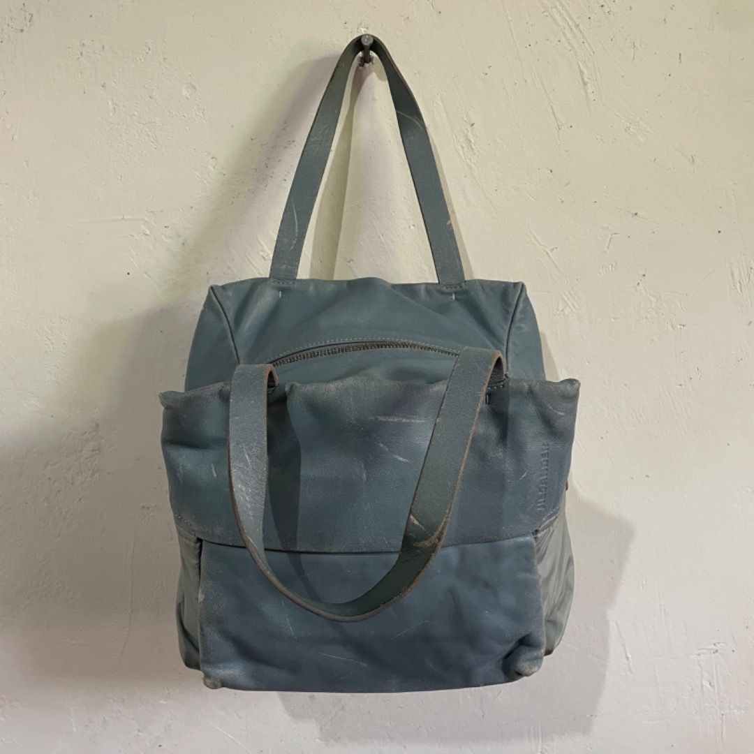 Jil Sander Mini Hand Bag (Category: Luxury Bags & Wallets) located in Bacolod City. Submitted by cast.archives (Listing ID 1359131511, Image 3). Description: Jil Sander Mini Hand Bag Authentic Condition: Project Bag Flaw: Scratches and Fades 2,500+shipping fee.