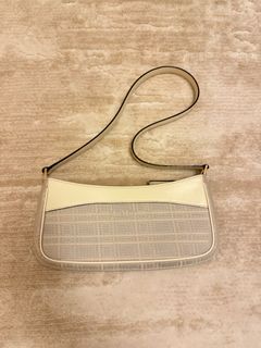 （分類：）位於 。 由 secondhandd00 提交（商品編號 1359178529，圖片 1）。簡介： 。