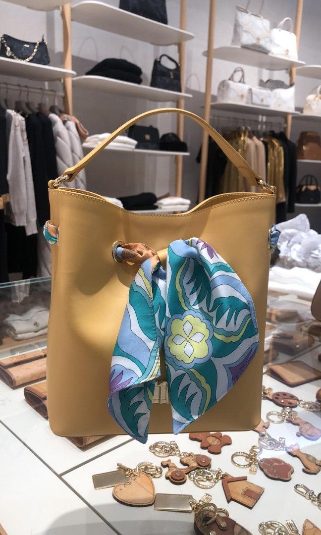 Original Prima Classe Bag (Category: Luxury Bags & Wallets) located in Manila. Submitted by itsdianed (Listing ID 1359275114, Image 2). Description: Made in Italy Genuine Leather Guaranteed authentic 💯 Comes with Dustbag Can do meet up around Mandaluyong or Makati area, otherwise Grab / Lalamove delivery.