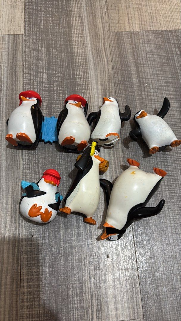 penguins of Madagascar set (Category: Character Goods) located in Olongapo. Submitted by rosalyntlopez (Listing ID 1359189338, Image 1). Description: take all .