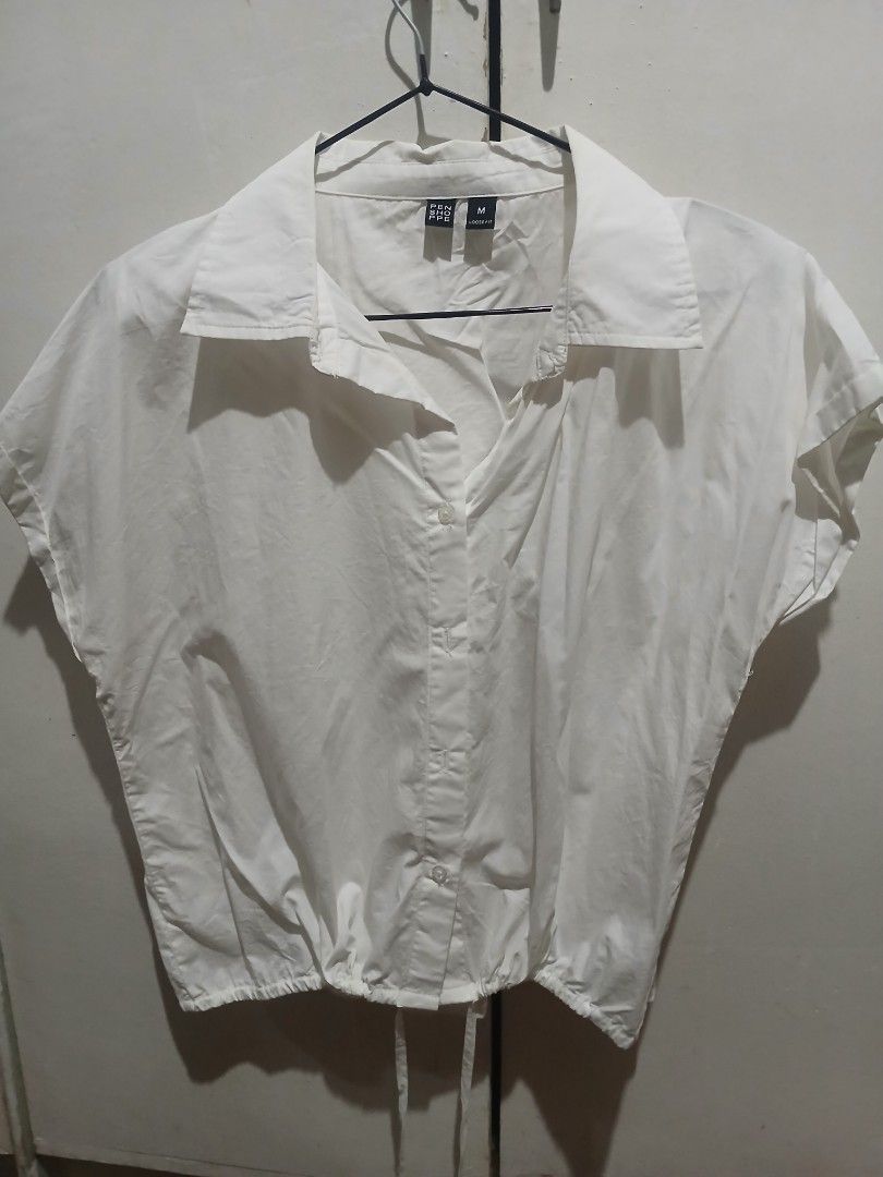 Pre Loved- Penshoppe- White Semi Crop Top- Medium (Category: Blouses) located in Quezon City. Submitted by mimil_ (Listing ID 1359264715, Image 1). Description: White semi crop top Medium size Used it only once Good as new.