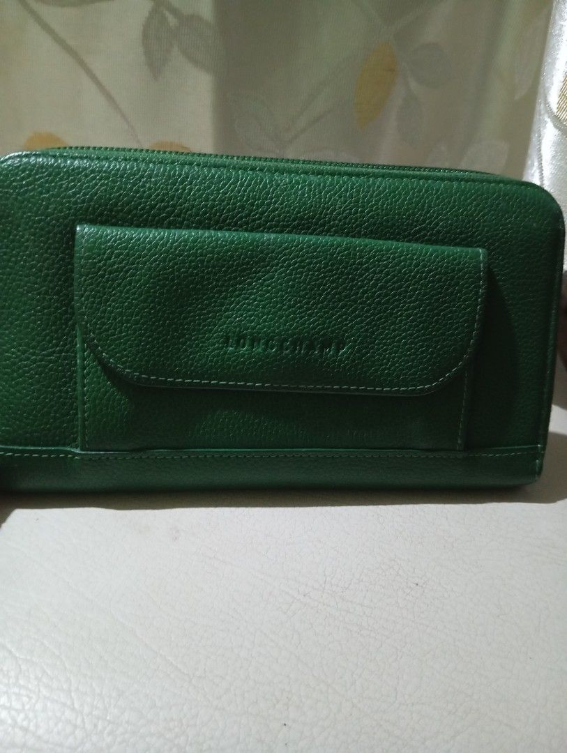 Preloved Longchamp Wallet (Category: Wallets & Card holders) located in Cabanatuan. Submitted by w3ng.gay (Listing ID 1359236469, Image 3). Description: 💚Well loved LC wallet 💚Card/ coin slots 💚super Nice in actual..bit large for me...