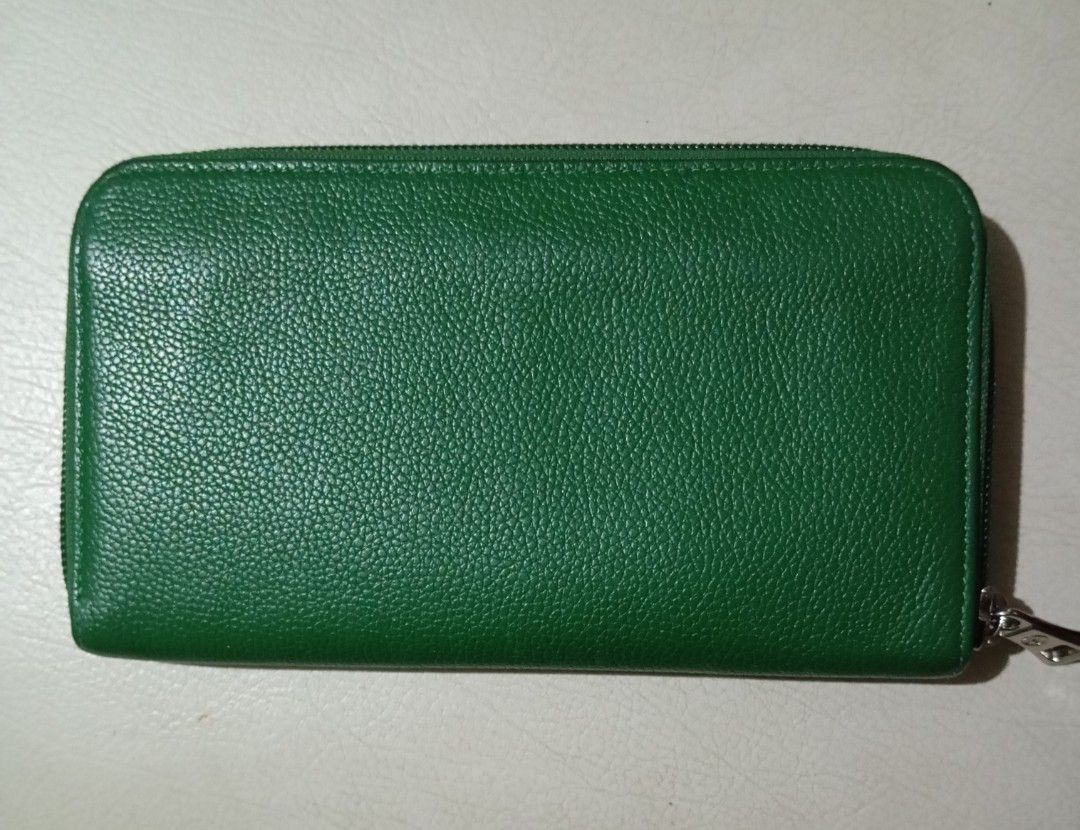 Preloved Longchamp Wallet (Category: Wallets & Card holders) located in Cabanatuan. Submitted by w3ng.gay (Listing ID 1359236469, Image 2). Description: 💚Well loved LC wallet 💚Card/ coin slots 💚super Nice in actual..bit large for me...