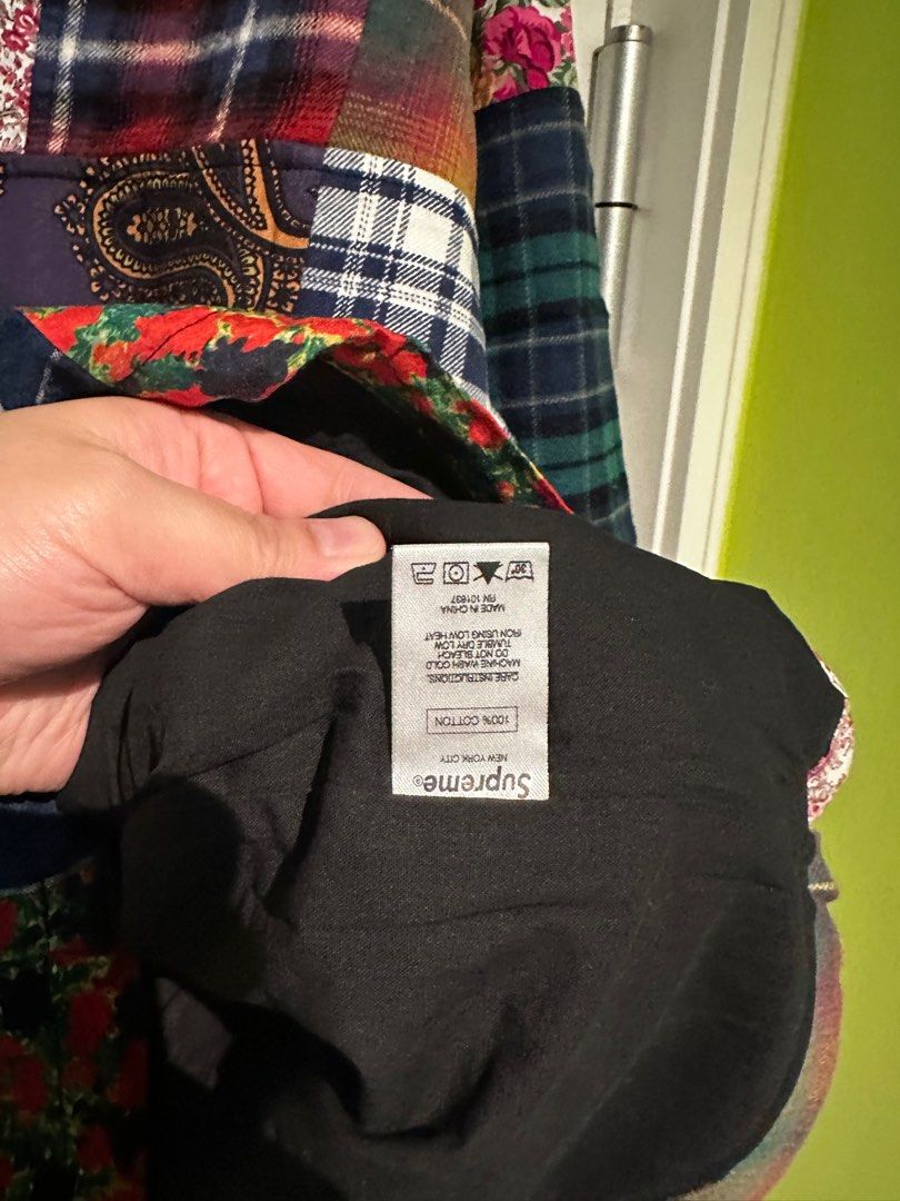 Supreme Patchwork Jacket （分類：衛衣）位於 Hong Kong。 由 panpeter_214 提交（商品編號 1359171140，圖片 4）。簡介： 售 (同步多谷） 所在地: 香港 產品名稱: Supreme Patchwork Jacket 尺寸 : Large 新舊程度: 100%全新 價錢: $3000 交易方法: 屯門西鐵站 備註: 冇單，有原裝膠袋，介意勿投。