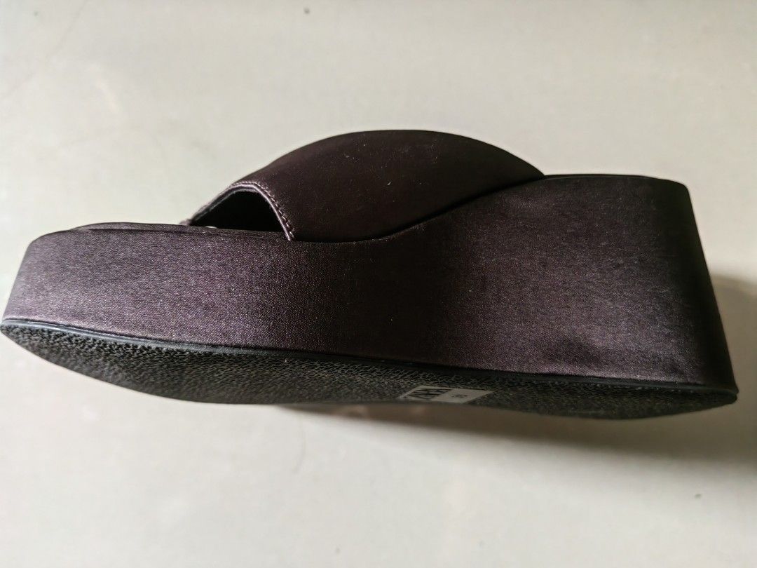 Zara wegde (Category: Flats & Sandals) located in Quezon City. Submitted by Kateee09 (Listing ID 1359148875, Image 2). Description: used twice almost new. i bought at glorieta.