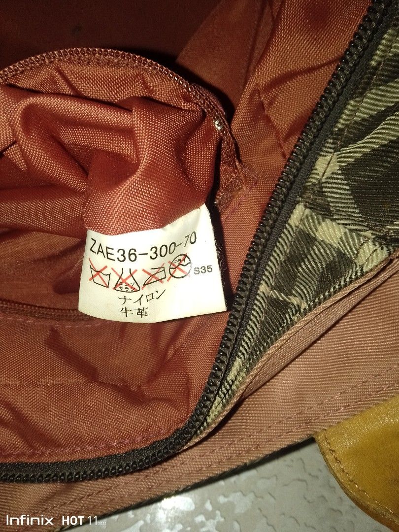 💯% Original Burberry Bag (Category: Luxury Bags & Wallets) located in San Fernando. Submitted by la_segunda2727 (Listing ID 1355953525, Image 3). Description: guaranteed original no inclusion no foul smell 3 compartments.