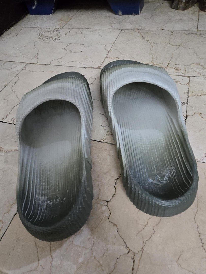 Adidas Slides (Category: Slippers & Slides) located in Antipolo. Submitted by mumpreloveddd (Listing ID 1355872921, Image 3). Description: nakatambak na lang sayang naman if hindi masira lang kakatago size if 10 and half .