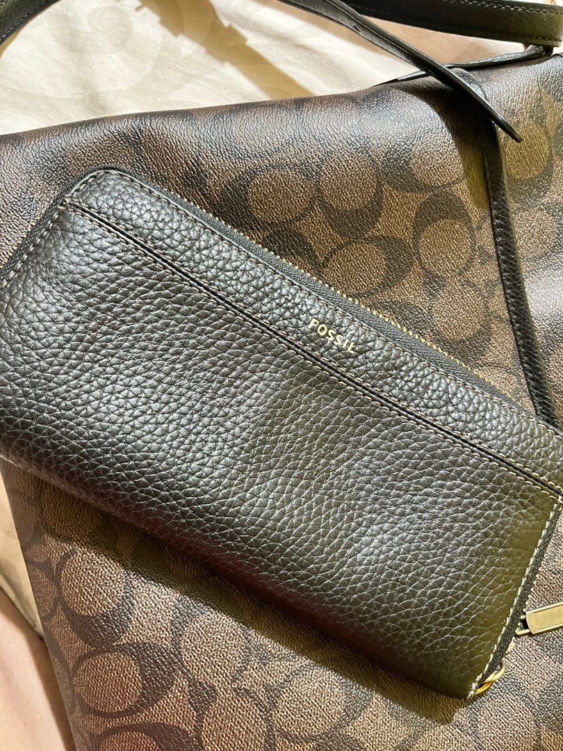 Authentic Fossil Long Wallet (Category: Luxury Bags & Wallets) located in San Pedro. Submitted by twinklestreasures (Listing ID 1355850947, Image 1). Description: Letting go my fave wallet .