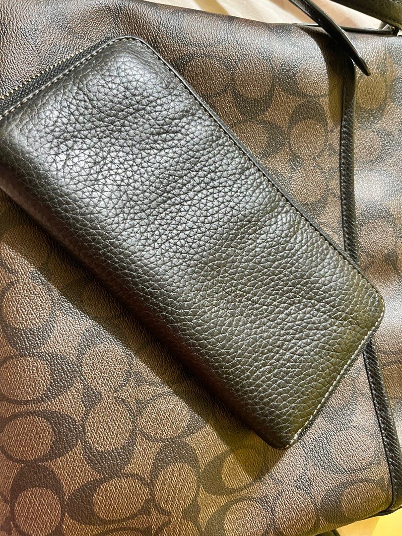 Authentic Fossil Long Wallet (Category: Luxury Bags & Wallets) located in San Pedro. Submitted by twinklestreasures (Listing ID 1355850947, Image 2). Description: Letting go my fave wallet .