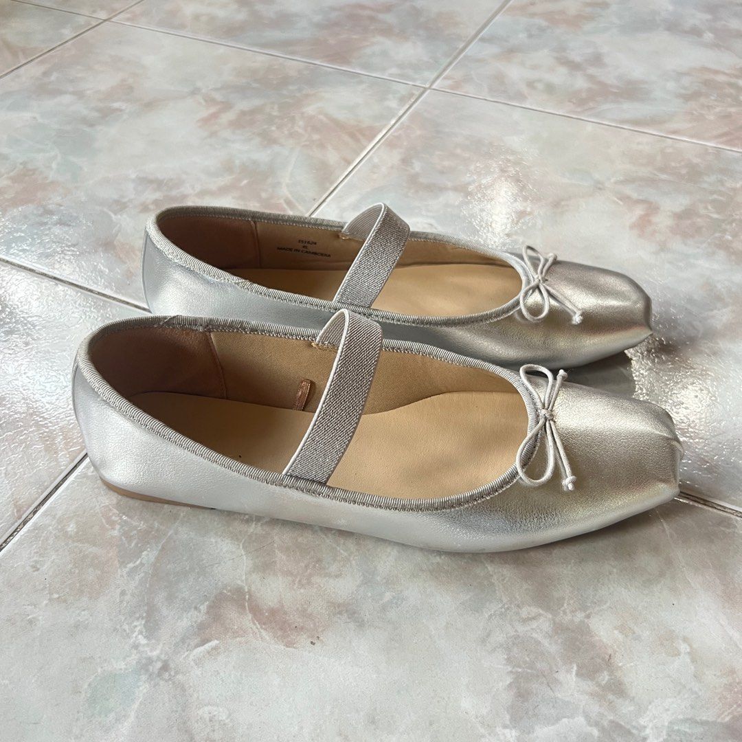 GU Ballet Flats (Category: Flats & Sandals) located in Cebu City. Submitted by krishdeclutters (Listing ID 1355934576, Image 2). Description: Size XL, US 8 Used only a few times, sadly not my size :( Runs slightly big, fits better for size 9. Has peeling and some scratches (see photo) RFS: Decluttering.