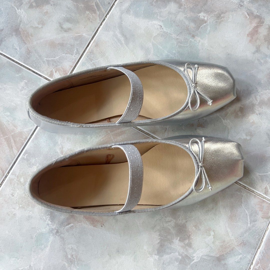 GU Ballet Flats (Category: Flats & Sandals) located in Cebu City. Submitted by krishdeclutters (Listing ID 1355934576, Image 3). Description: Size XL, US 8 Used only a few times, sadly not my size :( Runs slightly big, fits better for size 9. Has peeling and some scratches (see photo) RFS: Decluttering.