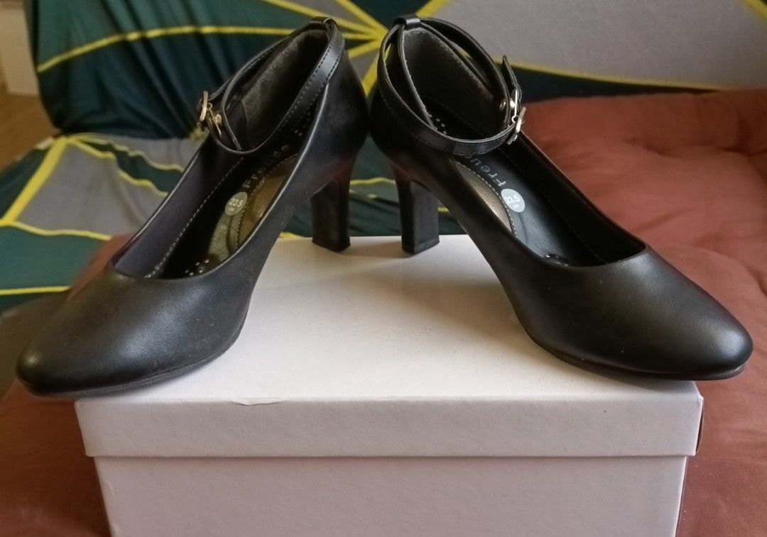 Black Shoes 2.5 inches heels (Category: Heels) located in Las Pinas. Submitted by shai7424 (Listing ID 1355867112, Image 2). Description: Freude Office Shoes Black Shoes size 23.5 slightly scratch on heels 2.5 inches heels RFS : declutter.